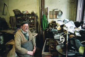 Knife grinder craftsman in Middle Józsefváros. © Gyula Nyári